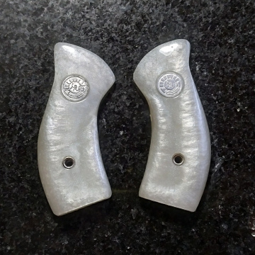 Cabo empunhadura Taurus 85s, 605, 82 , 941 Madreperola
